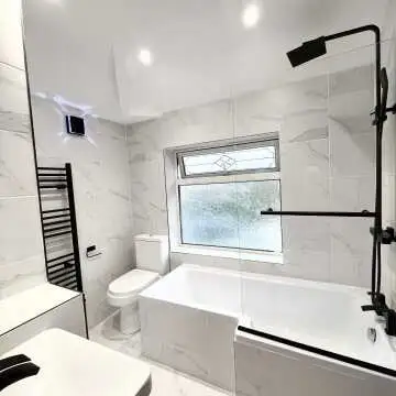 6mm L Shaped Easy Clean Bath Screen with Towel Rail - Matt Black