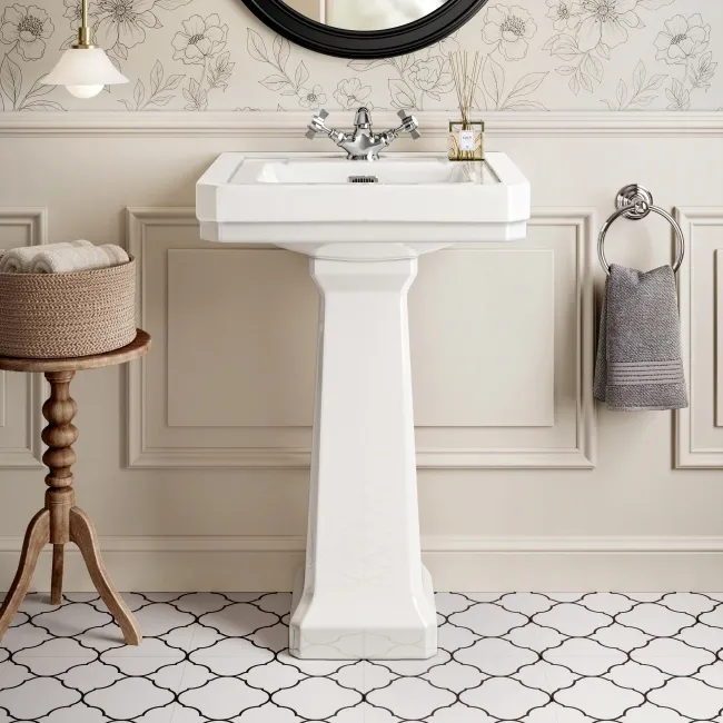 Enid Traditional Low-Level Toilet With Gloss White Wooden Seat & Pedestal Basin - Single Tap Hole