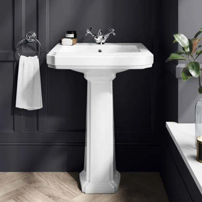 Hudson Traditional Close Coupled Toilet With Cotton White Seat & Pedestal Basin - Single Tap Hole