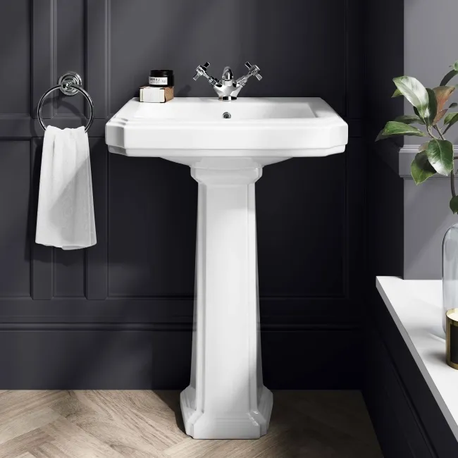 Hudson Traditional Close Coupled Toilet With Cotton White Seat & Pedestal Basin - Single Tap Hole