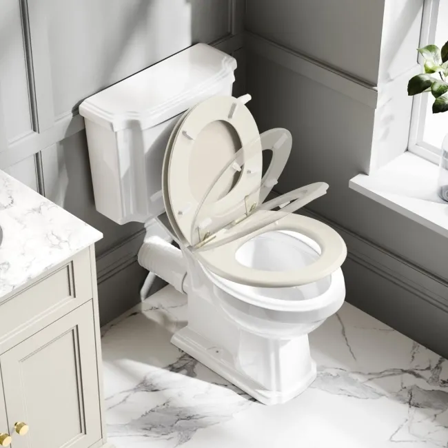 Hudson Traditional Close Coupled Toilet With Chalk White Wooden Seat - Brushed Brass Lever