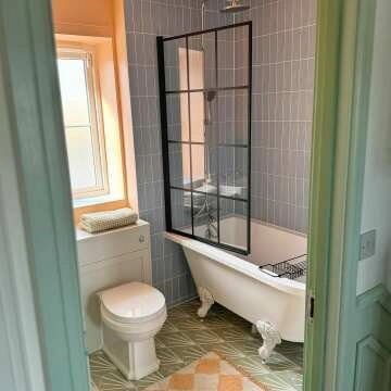 Abingdon 1700 Roll Top Shower Bath - White Claw Feet & 6mm Easy Clean Matt Black Grid Screen