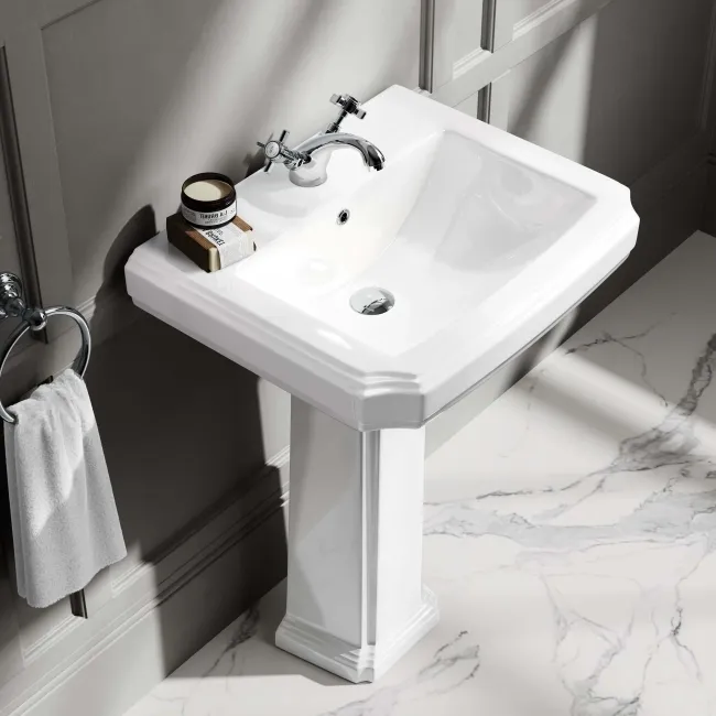 Hudson Traditional Close Coupled Toilet With Chalk White Seat & Pedestal Basin - Single Tap Hole