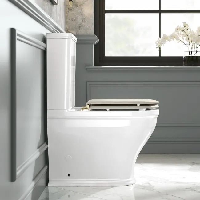 Kansas Traditional Rimless Close Coupled Toilet With Chalk White Wooden Seat - Brushed Brass Hinges