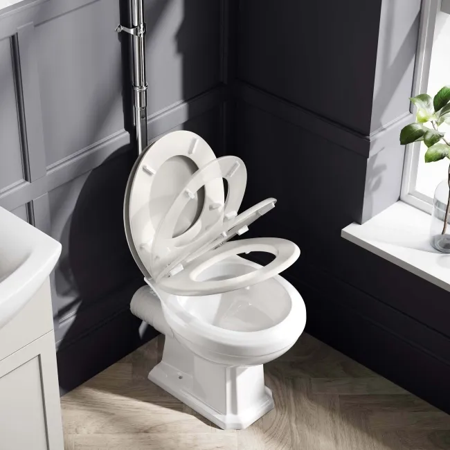 Hudson Traditional Toilet With High-Level Cistern and Cotton White Wooden Seat