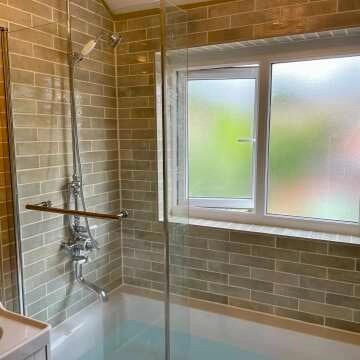 6mm L Shaped Easy Clean Bath Screen with Towel Rail