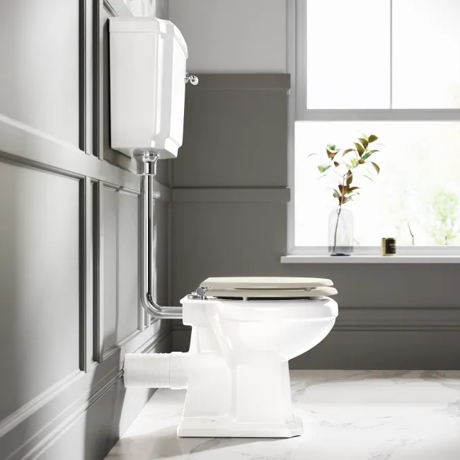 Hudson Traditional Toilet With Low-Level Cistern and Chalk White Wooden Seat