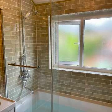 6mm L Shaped Easy Clean Bath Screen with Towel Rail