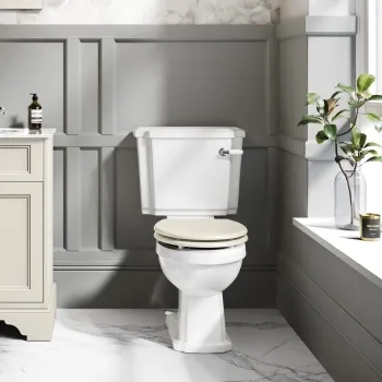 Hudson Traditional Close Coupled Toilet With Chalk White Wooden Seat