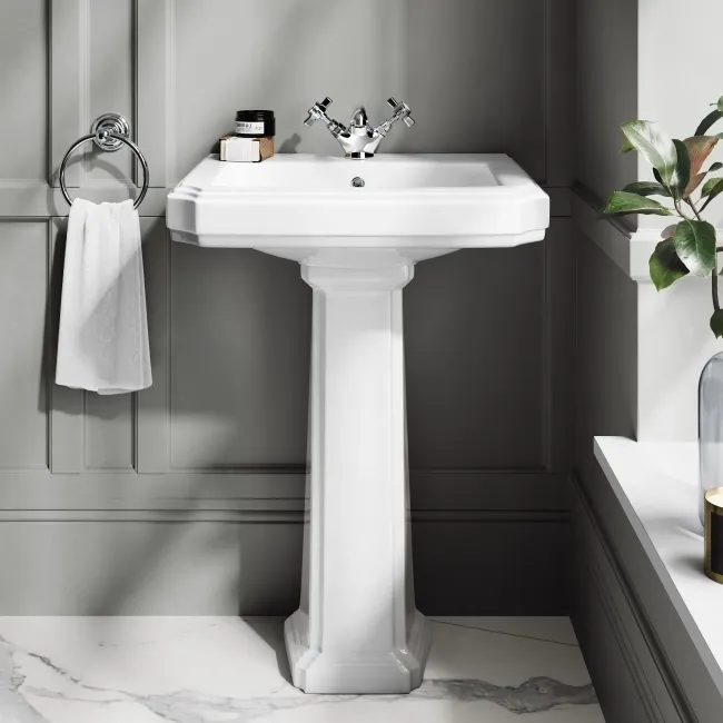 Hudson Traditional Close Coupled Toilet & Pedestal Basin Set - Single Tap Hole