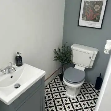 Hudson Traditional Close Coupled Toilet With Dove Grey Wooden Seat