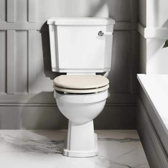 Hudson Traditional Close Coupled Toilet With Chalk White Wooden Seat