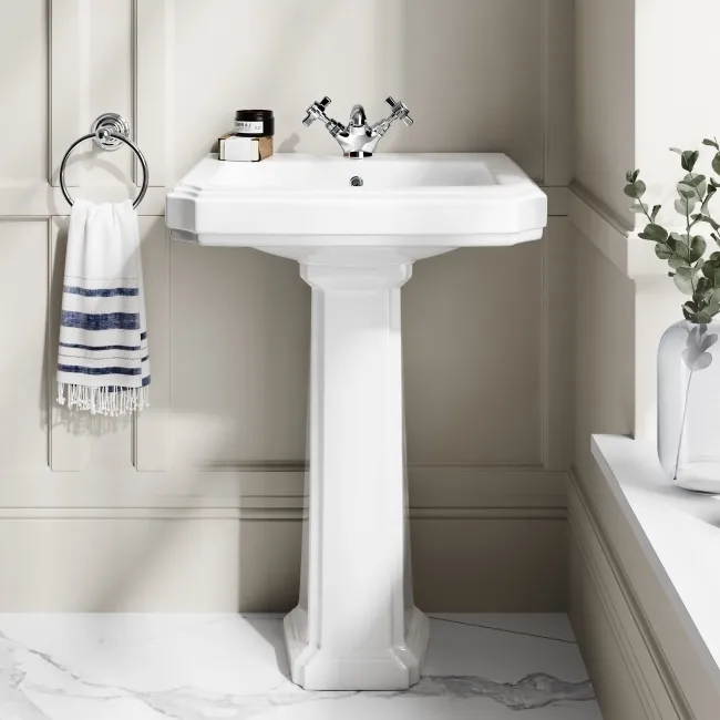 Hudson Traditional Close Coupled Toilet With Inky Blue Seat & Pedestal Basin - Single Tap Hole