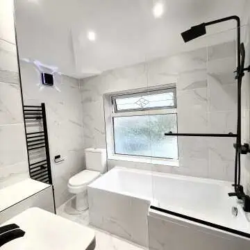 6mm L Shaped Easy Clean Bath Screen with Towel Rail - Matt Black