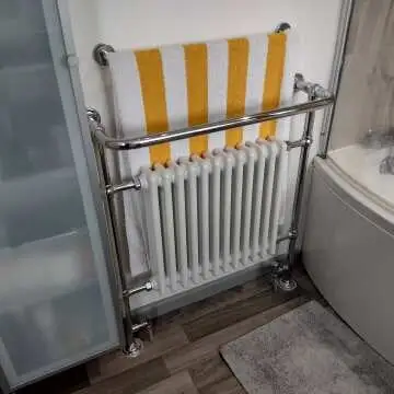 Gibraltar Extra Large White Traditional Heated Towel Radiator (With Overhanging Rail)