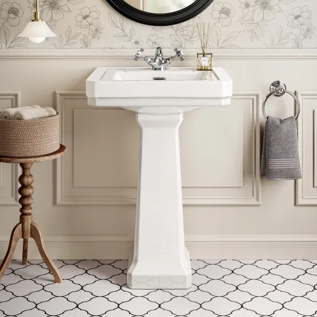 Enid Traditional Close Coupled Toilet With Gloss White Wooden Seat & Pedestal Basin Single Tap Hole