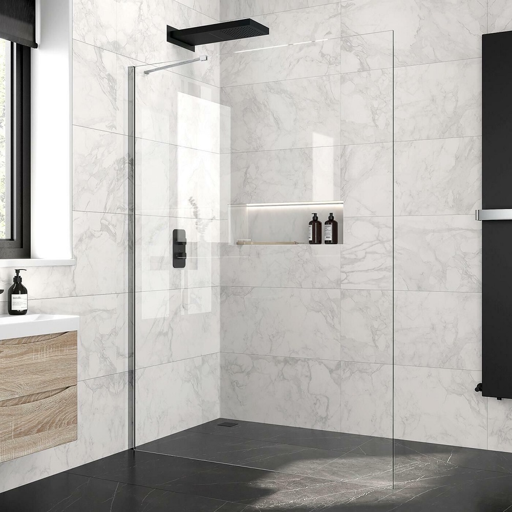 Contemporary bathroom with marble walls and contrasting dark floor tiles, featuring a minimalist walk-in shower with a black rectangular rain showerhead, glass panel, built in niche for toiletries, and matt black fixtures. A floating wooden vanity and a white basin complements the clean, luxurious design. 