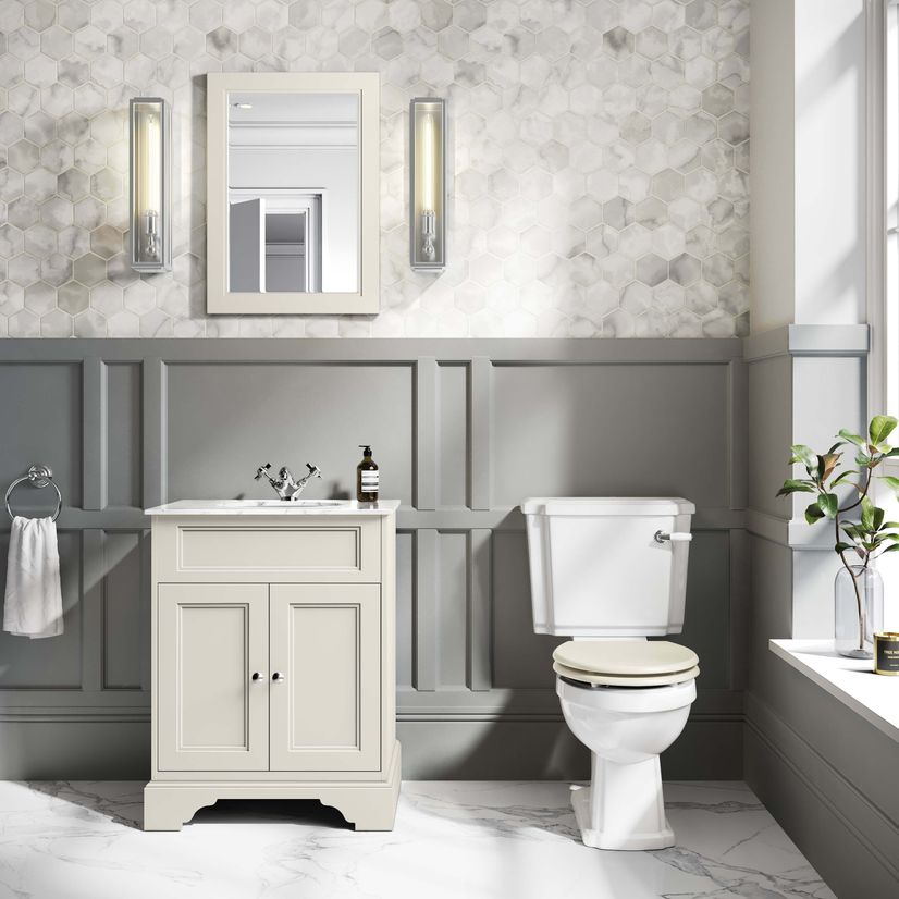 Hudson Traditional Close Coupled Toilet With Chalk White Wooden Seat