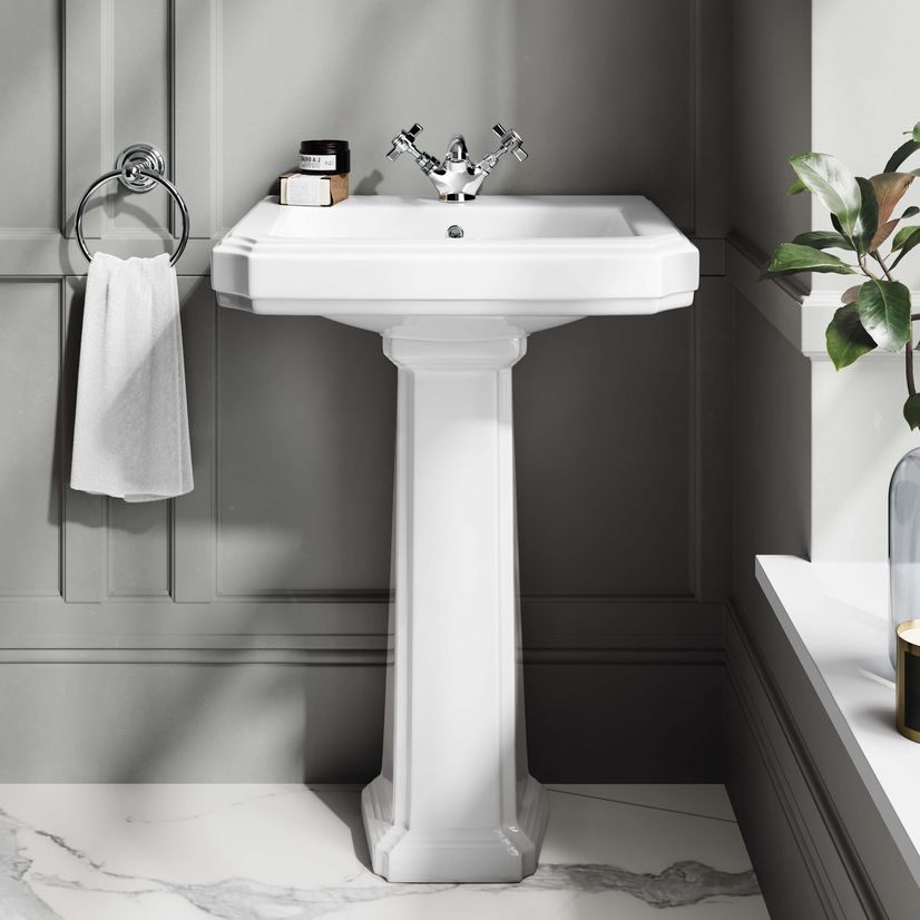 Hudson Traditional Close Coupled Toilet With Chalk White Seat & Pedestal Basin - Single Tap Hole
